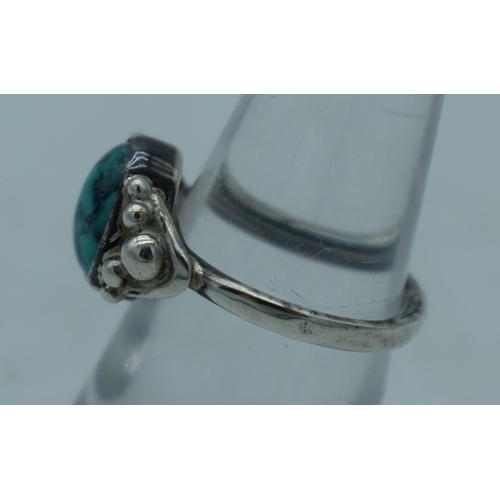 1100 - A TURQUOISE RING. M. 4 grams.