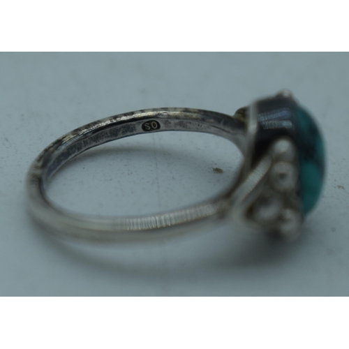 1100 - A TURQUOISE RING. M. 4 grams.