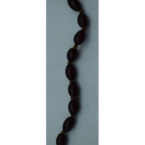 1108 - A CHERRY AMBER TYPE NECKLACE. 54 grams. 76 cm long.