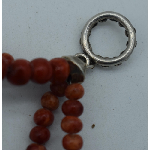 1111 - AN IMITATION CORAL WOOD NECKLACE. 35 grams. 22 cm long.