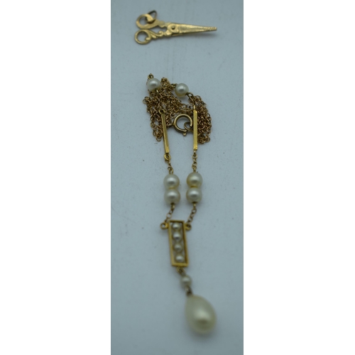 1116 - A 9CT GOLD NECKLACE. 5 grams. Chain 40 cm long, pendant 3.5 cm x 0.75 cm.