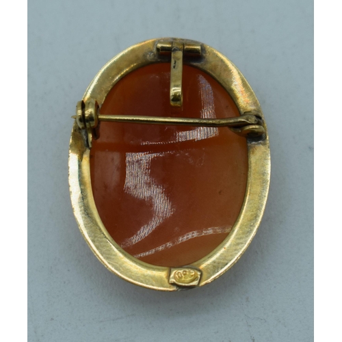 1120 - AN 18CT GOLD CAMEO BROOCH. 5 grams. 2.75 cm x 2 cm.