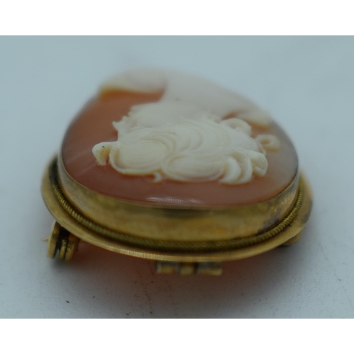 1120 - AN 18CT GOLD CAMEO BROOCH. 5 grams. 2.75 cm x 2 cm.