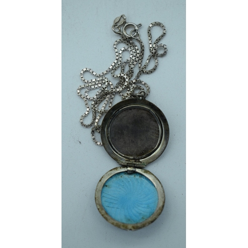 1124 - A SILVER AND ENAMEL NECKLACE. 9 grams. Chain 52 cm long, pendant 2.5 cm wide.