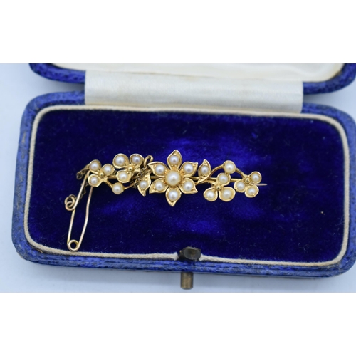 1129 - A VICTORIAN 18CT GOLD AND PEARL BROOCH. 3.7 grams. 3.5 cm x 1 cm.