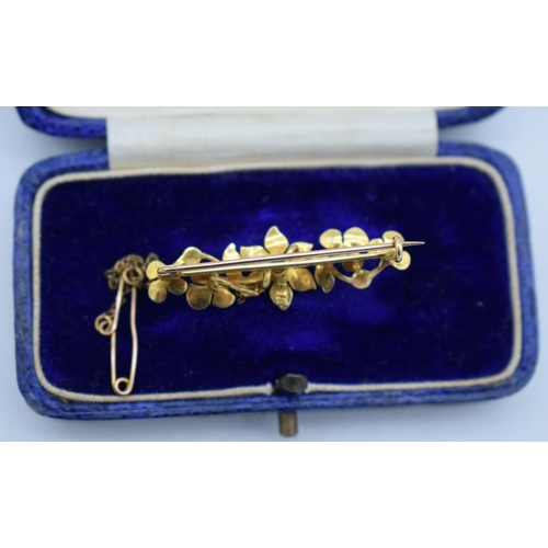 1129 - A VICTORIAN 18CT GOLD AND PEARL BROOCH. 3.7 grams. 3.5 cm x 1 cm.