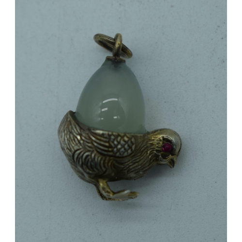 1138 - A SILVER AND JADE CHICK PENDANT. 6 grams. 3 cm x 2 cm.