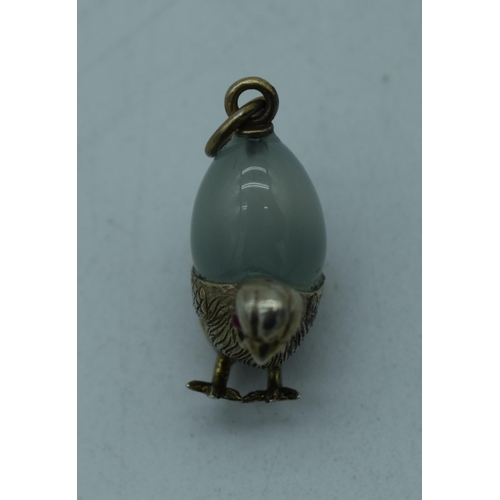 1138 - A SILVER AND JADE CHICK PENDANT. 6 grams. 3 cm x 2 cm.