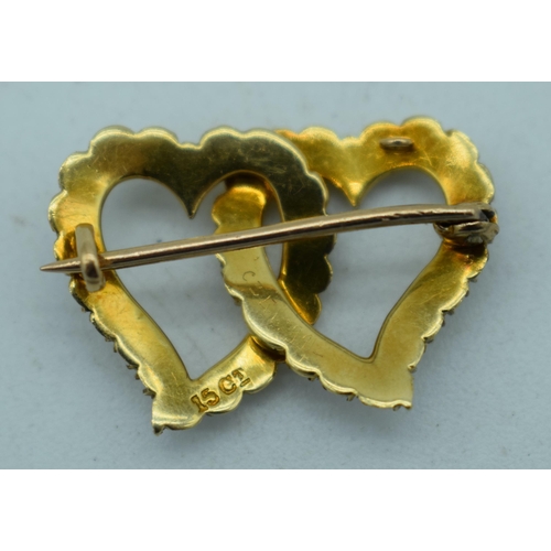 1140 - AN 18CT GOLD AND PEARL DOUBLE HEART BROOCH. 4 grams. 2.5 cm x 1.75 cm.