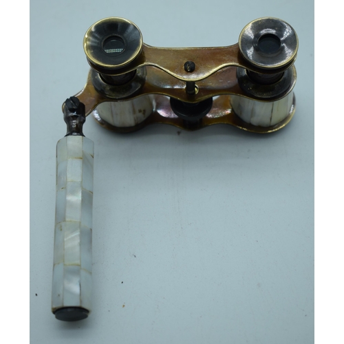 1151 - A PAIR OF MOTHER OF PEARL OPERA GLASSES. 19 cm x 4 cm extended.