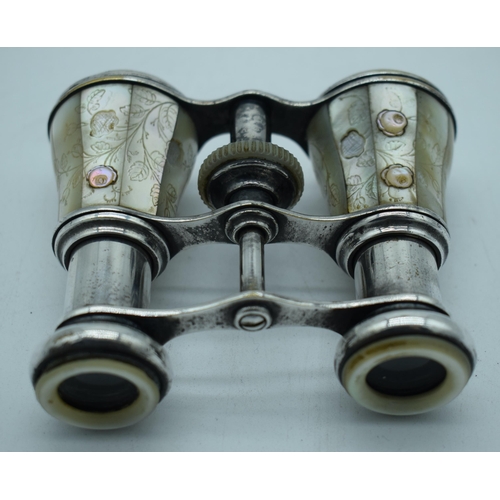 1152 - A PAIR OF MOTHER OF PEARL OPERA GLASSES. 9 cm x 8 cm extended.