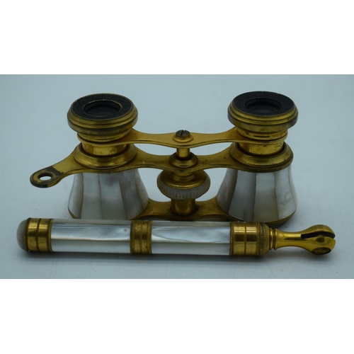 1154 - A PAIR OF MOTHER OF PEARL OPERA GLASSES. 9 cm x 7cm extended.