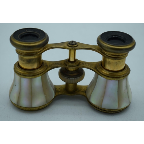 1155 - A PAIR OF MOTHER OF PEARL OPERA GLASSES. 9 cm x 8 cm extended.