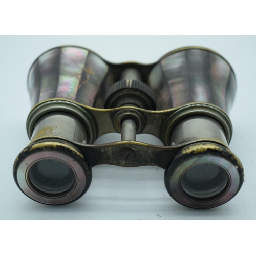 1156 - A PAIR OF OF MOTHER OF PEARL OPERA GLASSES. 10 cm x 8 cm extended.