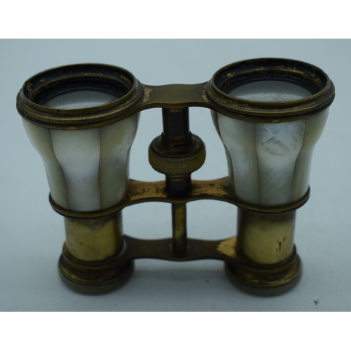 1157 - A PAIR OF OF MOTHER OF PEARL OPERA GLASSES. 9 cm x 7cm extended.