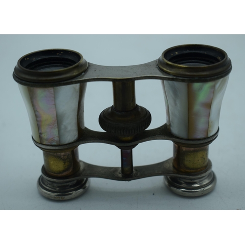 1158 - A PAIR OF OF MOTHER OF PEARL OPERA GLASSES. 8 cm x 7 cm extended.