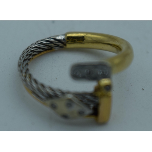 1163 - A TWO TONE YELLOW METAL RING. P. 4 grams.