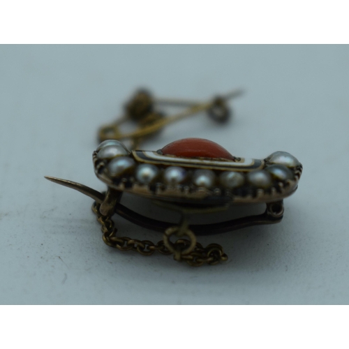 1169 - AN ANTIQUE CORAL AND PEARL BROOCH. 4 grams. 1.75 cm x 1.5 cm.