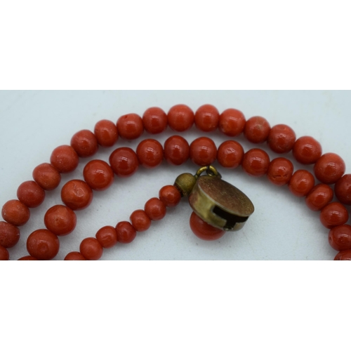 1173 - AN ANTIQUE CORAL NECKLACE. 17.7 grams. 48 cm long.