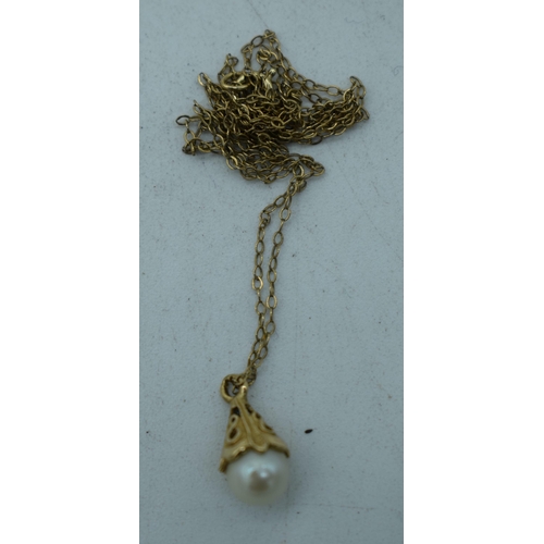 1179 - A 9CT GOLD AND PEARL NECKLACE. 1.8 grams. Chain 48 cm long, pendant 1.5 cm x 0.75 cm.