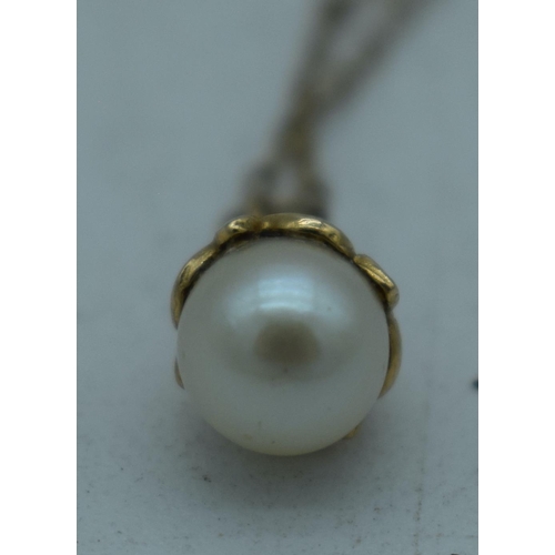 1179 - A 9CT GOLD AND PEARL NECKLACE. 1.8 grams. Chain 48 cm long, pendant 1.5 cm x 0.75 cm.