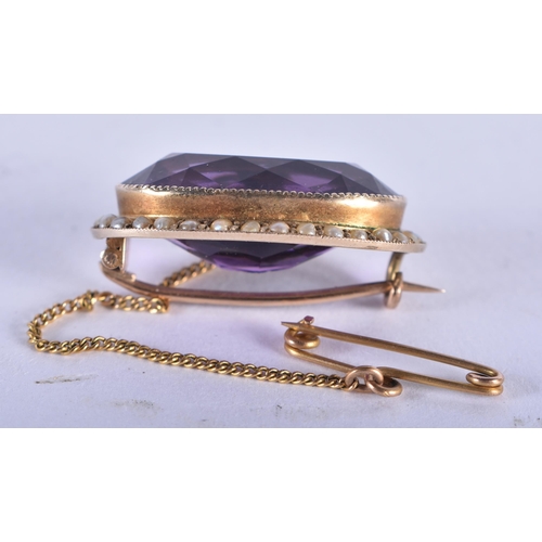 1183 - AN ANTIQUE YELLOW METAL AMETHYST AND PEARL BROOCH. 7 grams. 2.75 cm x 2 cm.