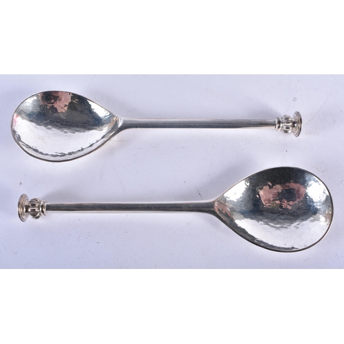 1199 - A PAIR OF ANTIQUE SILVER APOSTLE SPOONS. Sheffield 1907. 61.2 grams. 13 cm long.