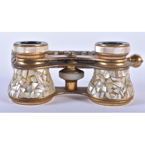 1203 - A PAIR OF MOTHER OF PEARL OPERA GLASSES. 21 cm wide extended.