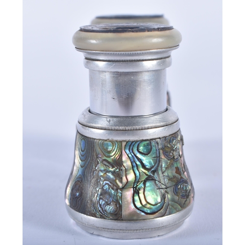 1206 - A PAIR OF MOTHER OF PEARL OPERA GLASSES. 9 cm x 6 cm extended.