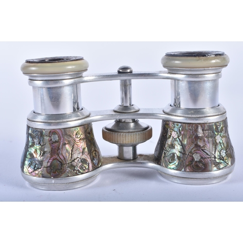 1206 - A PAIR OF MOTHER OF PEARL OPERA GLASSES. 9 cm x 6 cm extended.