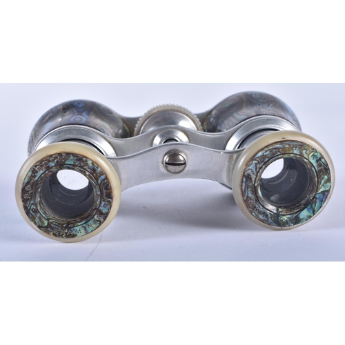 1206 - A PAIR OF MOTHER OF PEARL OPERA GLASSES. 9 cm x 6 cm extended.