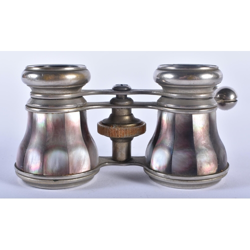 1207 - A PAIR OF MOTHER OF PEARL OPERA GLASSES. 9 cm x 6 cm extended.