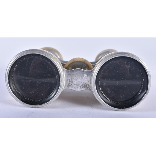 1209 - A PAIR OF MOTHER OF PEARL OPERA GLASSES. 9 cm x 9 cm extended.