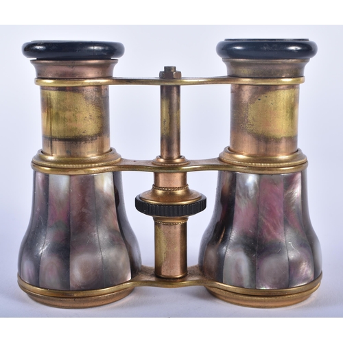 1210 - A PAIR OF MOTHER OF PEARL OPERA GLASSES. 9 cm x 9 cm extended.