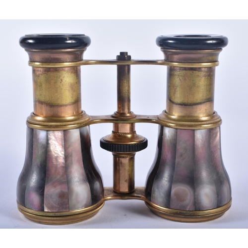 1210 - A PAIR OF MOTHER OF PEARL OPERA GLASSES. 9 cm x 9 cm extended.