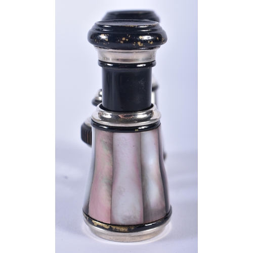 1214 - A PAIR OF MOTHER OF PEARL OPERA GLASSES. 9 cm x 9 cm extended.