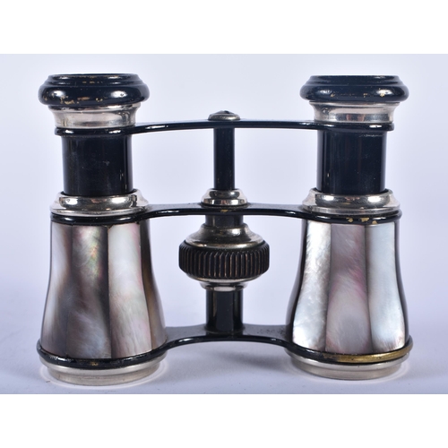 1214 - A PAIR OF MOTHER OF PEARL OPERA GLASSES. 9 cm x 9 cm extended.