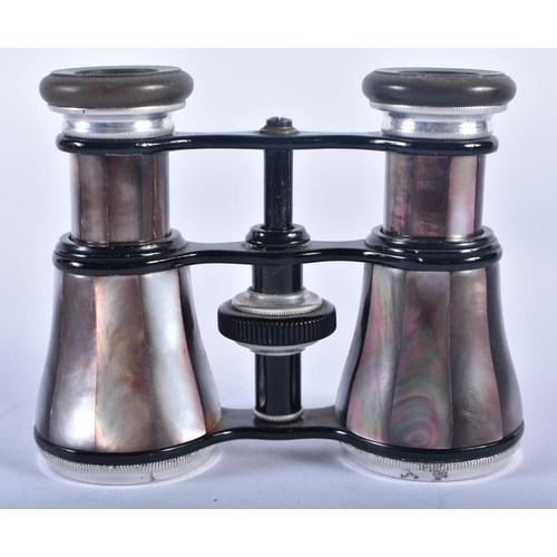 1216 - A PAIR OF MOTHER OF PEARL OPERA GLASSES. 9 cm x 9 cm extended.