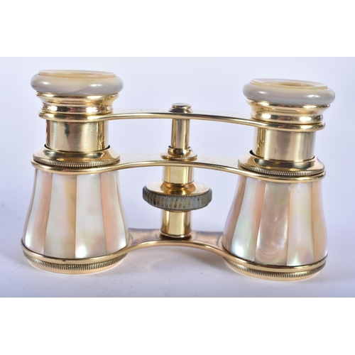 1219 - A PAIR OF MOTHER OF PEARL OPERA GLASSES. 9 cm x 9 cm extended.