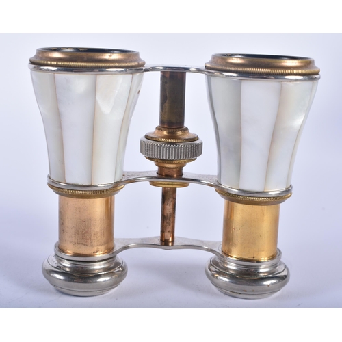 1222 - A PAIR OF MOTHER OF PEARL OPERA GLASSES. 9 cm x 9 cm extended.