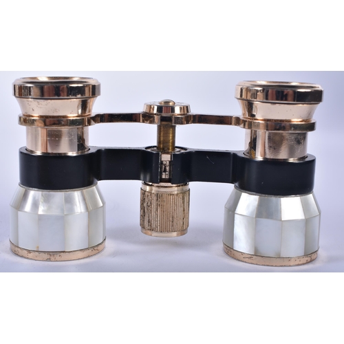 1224 - A PAIR OF MOTHER OF PEARL OPERA GLASSES. 9 cm x 7cm extended.