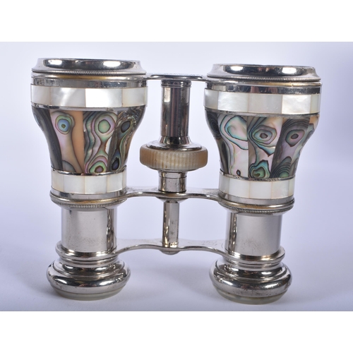 1227 - A PAIR OF MOTHER OF PEARL OPERA GLASSES. 9 cm x 7cm extended.