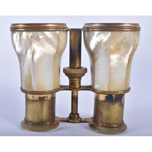 1229 - A PAIR OF MOTHER OF PEARL OPERA GLASSES. 10 cm x 8 cm extended.