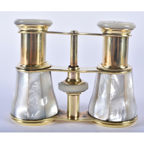 1230 - A PAIR OF MOTHER OF PEARL OPERA GLASSES. 9 cm x 9 cm extended.