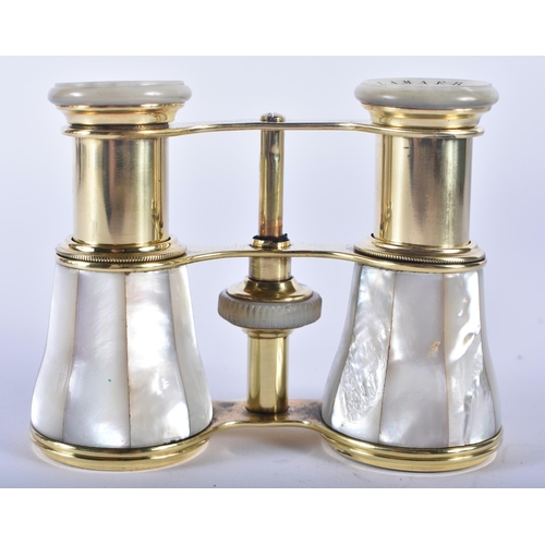 1230 - A PAIR OF MOTHER OF PEARL OPERA GLASSES. 9 cm x 9 cm extended.