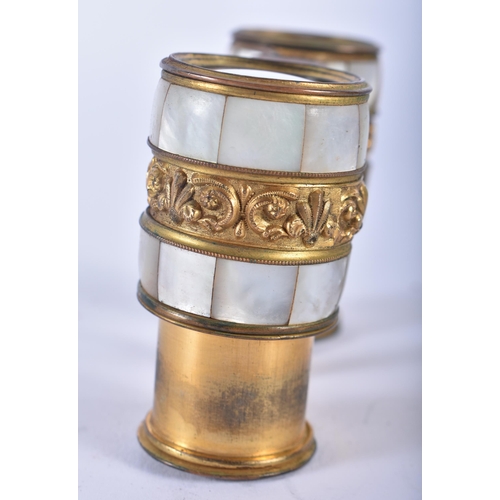 1231 - A PAIR OF MOTHER OF PEARL OPERA GLASSES. 9 cm x 9 cm extended.