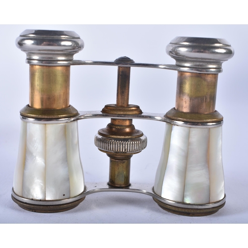 1234 - A PAIR OF MOTHER OF PEARL OPERA GLASSES. 9 cm x 9 cm extended.