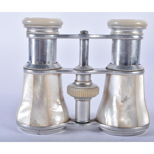 1235 - A PAIR OF MOTHER OF PEARL OPERA GLASSES. 9 cm x 9 cm extended.