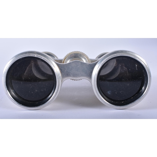 1235 - A PAIR OF MOTHER OF PEARL OPERA GLASSES. 9 cm x 9 cm extended.