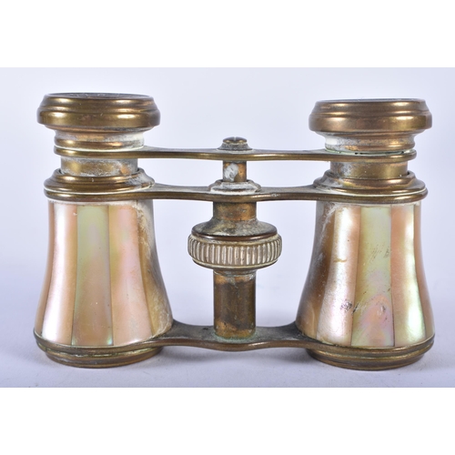 1237 - A PAIR OF MOTHER OF PEARL OPERA GLASSES. 9 cm x 9 cm extended.